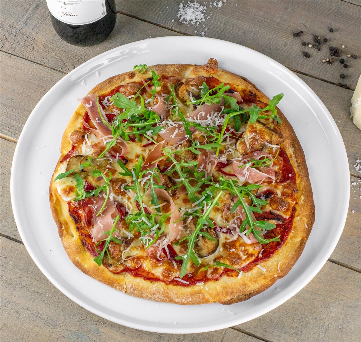 Ukens tips: Pizza med Mozzarella Cubetti, Speck, grillet paprika og steinsopp 