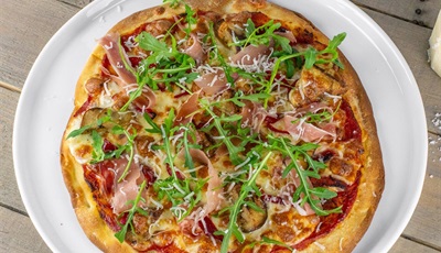 Ukens tips: Pizza med Mozzarella Cubetti, Speck, grillet paprika og steinsopp 